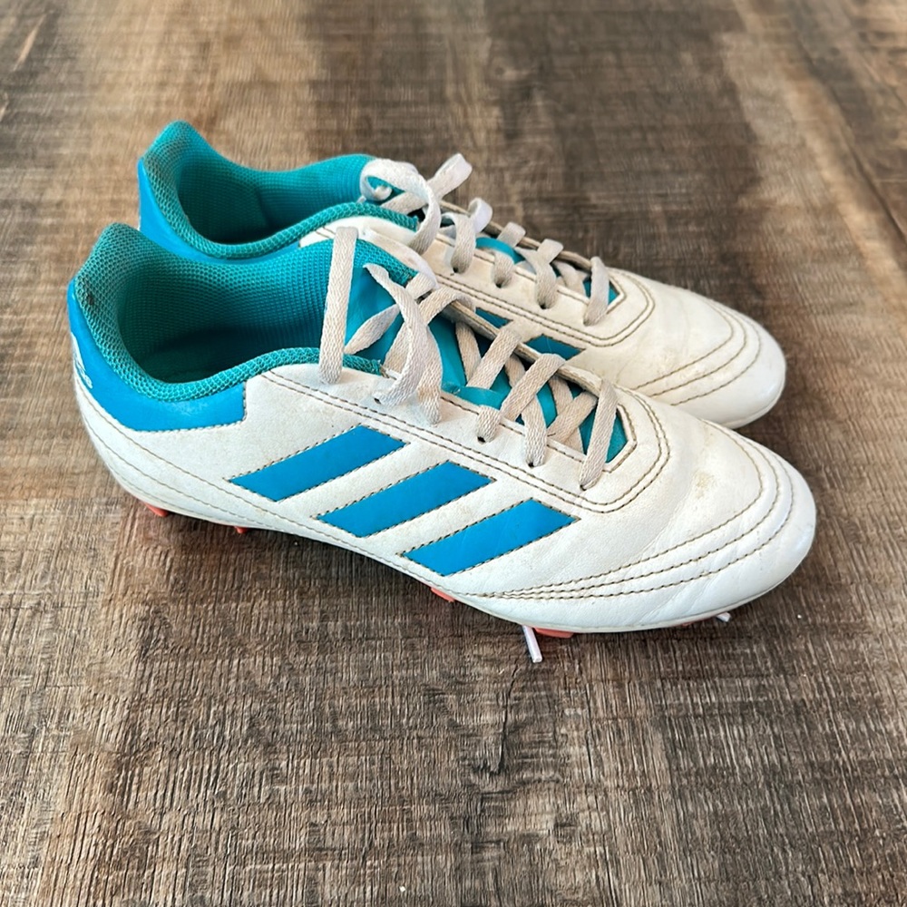 Youth soccer cleats